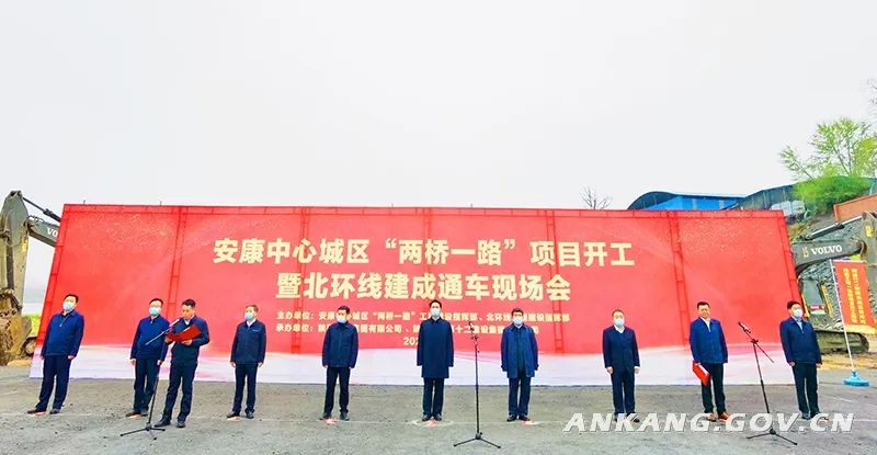 一群人在廣場(chǎng)上
描述已自動(dòng)生成