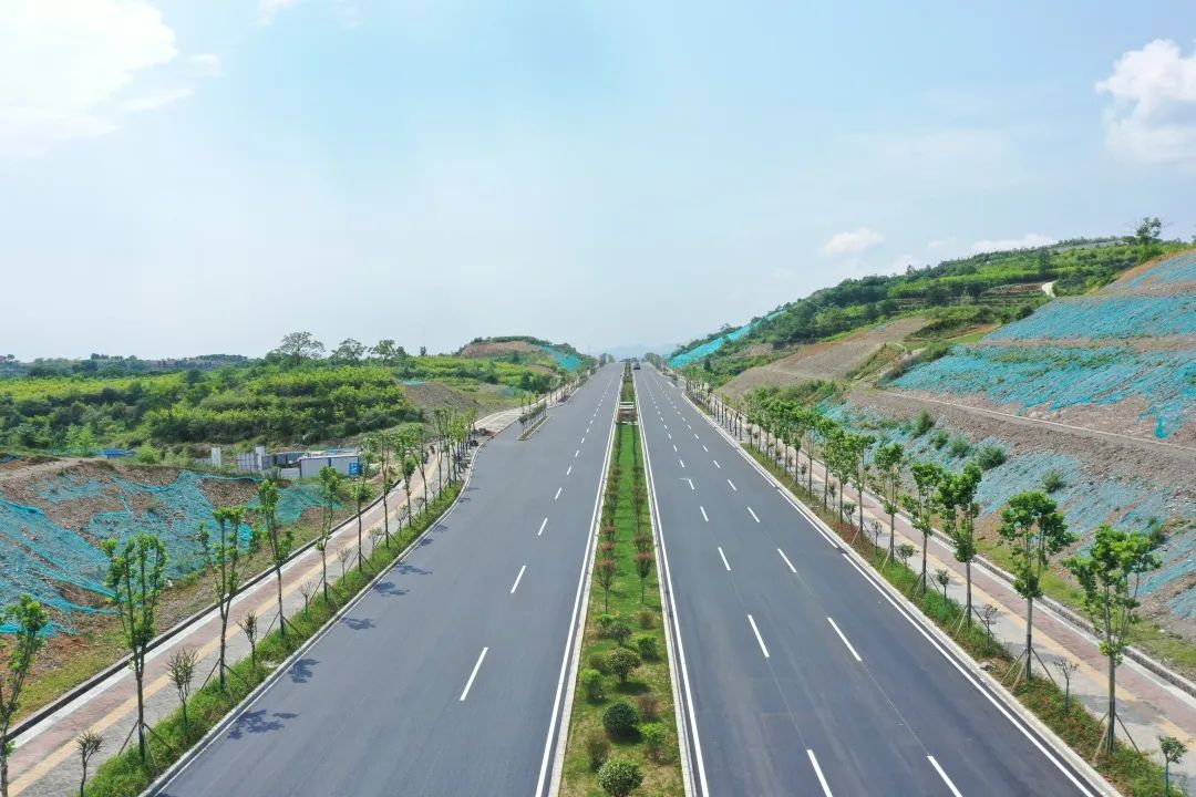 公路上的汽車
描述已自動(dòng)生成